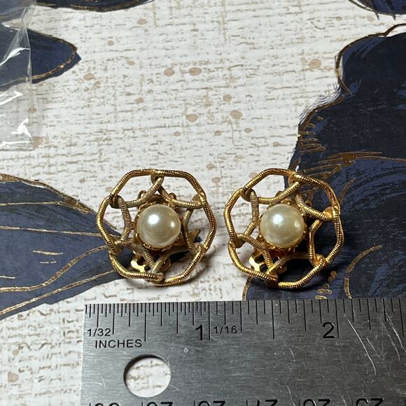 Vintage 90s Faux Pearl and Gold Flower Clip On Earrings - Picture 5 of 5